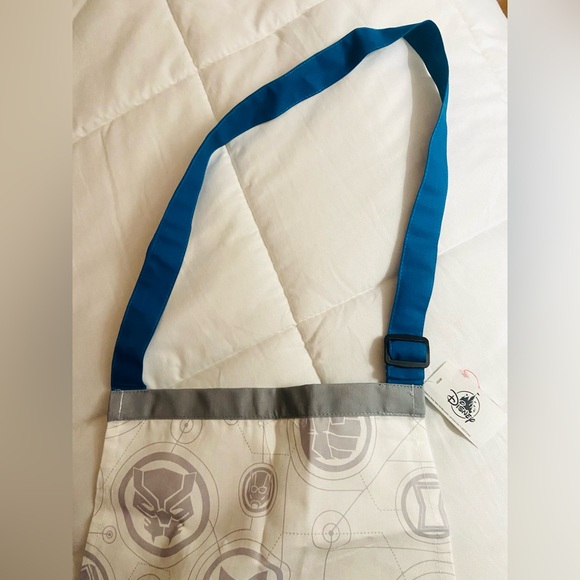 Disney Parks Marvel 3 piece Kitchen Set Apron Oven Mitt Silicone Pot Holder NWT - Picture 6 of 9